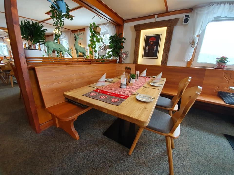 Gasthaus Zum Hirschen ฟวร์ตวานเงน ภายนอก รูปภาพ
